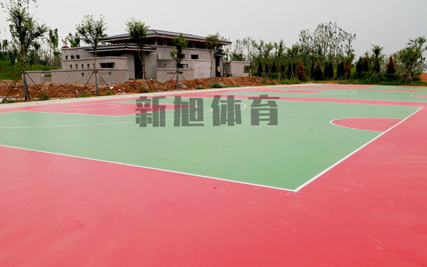 新旭體育廠家硅pu球場(chǎng)開(kāi)裂
