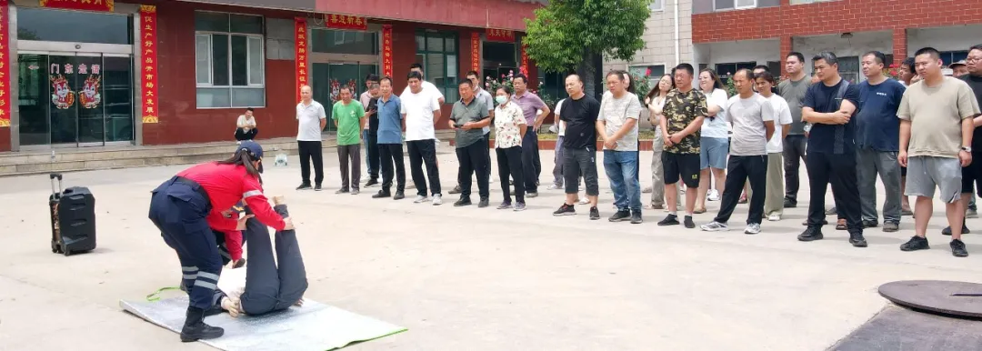 新旭體育由新鄭市紅十字會聯(lián)合市神鷹救援隊進行企業(yè)應(yīng)急安全培訓